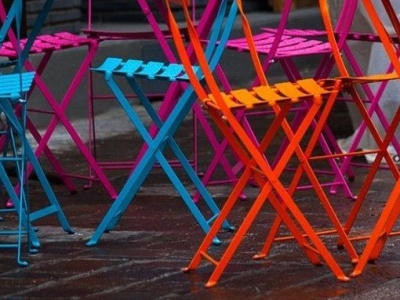 Разноцветные стулья