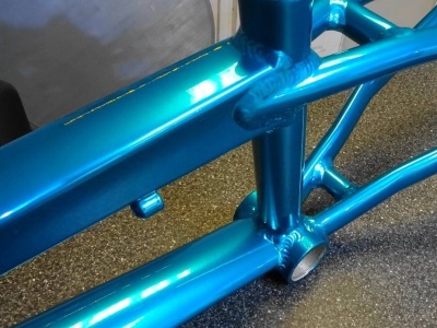 Голубая рама велосипеда 