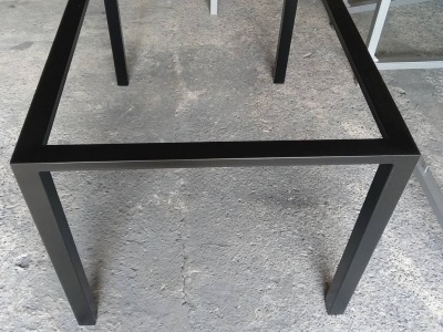 Металлическое основание обеденного стола