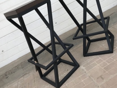 Покраска барных стульев в черный муар